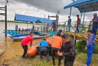 Tim SAR Bersiap Melakukan Pencarian Satu Orang Dinyatakan Hilan Dalam Insiden Kapal Pompong Terbakar di Perairan Sungai Batanghari Wilaha Kecamatan Berbak Tanjab Timur. FOTO : Hms KANSAR Jambi