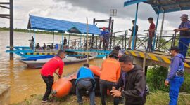 Tim SAR Bersiap Melakukan Pencarian Satu Orang Dinyatakan Hilan Dalam Insiden Kapal Pompong Terbakar di Perairan Sungai Batanghari Wilaha Kecamatan Berbak Tanjab Timur. FOTO : Hms KANSAR Jambi