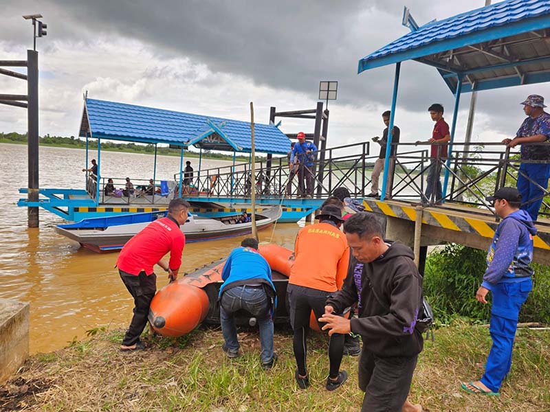 Tim SAR Bersiap Melakukan Pencarian Satu Orang Dinyatakan Hilan Dalam Insiden Kapal Pompong Terbakar di Perairan Sungai Batanghari Wilaha Kecamatan Berbak Tanjab Timur. FOTO : Hms KANSAR Jambi