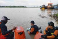 Basarnas Jambi Turunkan Tim Penyelam dan Alat Aqua Eyes Melakukan Pencarian Korban Tenggelam di Sungai Batanghari. [FOTO : Hms Basarnas Jambi]