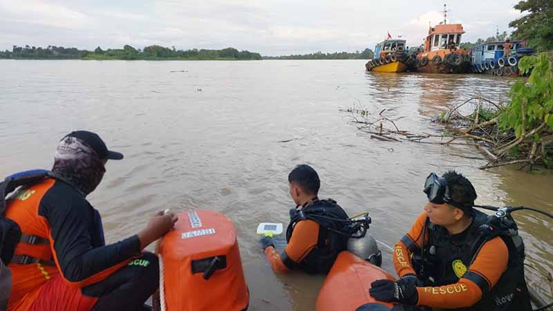 Basarnas Jambi Turunkan Tim Penyelam dan Alat Aqua Eyes Melakukan Pencarian Korban Tenggelam di Sungai Batanghari. [FOTO : Hms Basarnas Jambi]