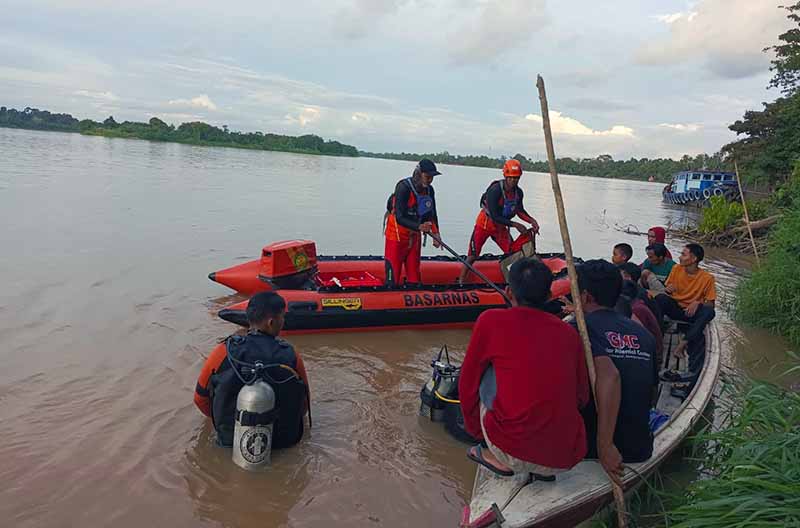 Basarnas Jambi Turunkan Tim Penyelam dan Alat Aqua Eyes Melakukan Pencarian Korban Tenggelam di Sungai Batanghari. [FOTO : Hms Basarnas Jambi]