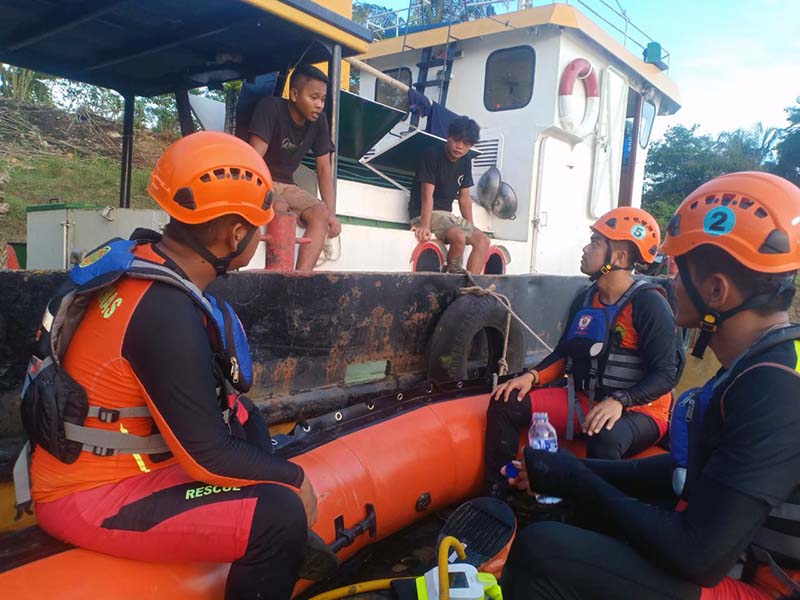 Tim SAR gabungan Basarnas Saat Lakukan Pencarian Terhadap ABK yang Terjatuh di Sungai Batangahri. [FOTO : Basarnas]