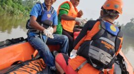 Tim SAR Sisir Sungai Batang Tebo Kecamatan Tanah Sepenggal Kab Bungo, Kamis (2/3/23). FOTO : Basarnas Jambi