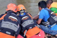 Tim SAR Saat Evakuasi Jasad Saidar di Sungai Batang Tebo Kecamatan Tanah Sepenggal Kab Bungo, Kamis (2/3/23). FOTO  Basarnas Jambi
