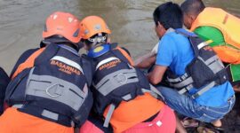 Tim SAR Saat Evakuasi Jasad Saidar di Sungai Batang Tebo Kecamatan Tanah Sepenggal Kab Bungo, Kamis (2/3/23). FOTO  Basarnas Jambi