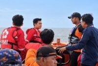 Tim SAR Gabungan saat melakukan pencarian nelayan yang dilaporkan hilang di perairan Kuala Tungkal, Kabupaten Tanjung Jabung Barat. (FOTO : Dok. PMI/Unit Siaga SAR Kuala Tungkal)