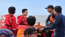Tim SAR Gabungan saat melakukan pencarian nelayan yang dilaporkan hilang di perairan Kuala Tungkal, Kabupaten Tanjung Jabung Barat. (FOTO : Dok. PMI/Unit Siaga SAR Kuala Tungkal)