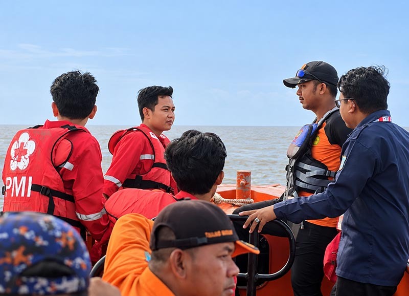Tim SAR Gabungan saat melakukan pencarian nelayan yang dilaporkan hilang di perairan Kuala Tungkal, Kabupaten Tanjung Jabung Barat. (FOTO : Dok. PMI/Unit Siaga SAR Kuala Tungkal)