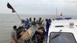 Petugas Gabungan Melakukan Evakuasi Jasad Korban di TKP Penemuan, Rabu (9/2/22). FOTO : Satpolairud Polres Tjb