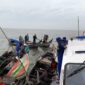 Petugas Gabungan Melakukan Evakuasi Jasad Korban di TKP Penemuan, Rabu (9/2/22). FOTO : Satpolairud Polres Tjb