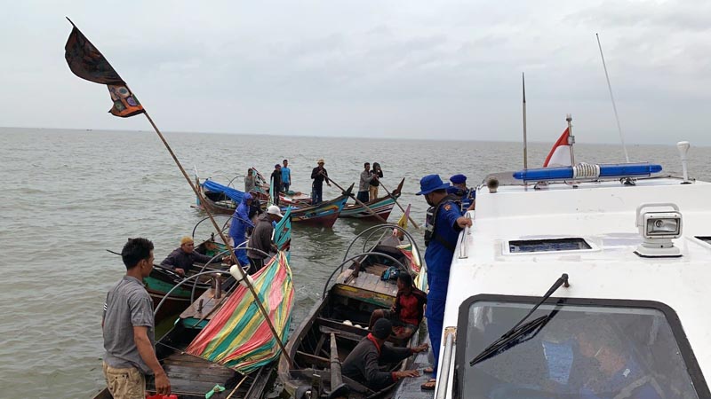 Petugas Gabungan Melakukan Evakuasi Jasad Korban di TKP Penemuan, Rabu (9/2/22). FOTO : Satpolairud Polres Tjb