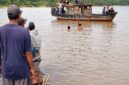 Aksi solidaritas spontan dari masyarakat desa sekitar ini dikerahkan untuk membantu tim SAR gabungan menyisir area permukaan dan pinggiran aliran sungai yang keruh guna mempercepat penemuan dua pekerja dermaga yang hilang terseret arus deras, Sabtu (23/5/2026). (FOTO : Dok. Istimewa/LT)