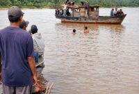 Aksi solidaritas spontan dari masyarakat desa sekitar ini dikerahkan untuk membantu tim SAR gabungan menyisir area permukaan dan pinggiran aliran sungai yang keruh guna mempercepat penemuan dua pekerja dermaga yang hilang terseret arus deras, Sabtu (23/5/2026). (FOTO : Dok. Istimewa/LT)