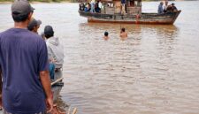 Aksi solidaritas spontan dari masyarakat desa sekitar ini dikerahkan untuk membantu tim SAR gabungan menyisir area permukaan dan pinggiran aliran sungai yang keruh guna mempercepat penemuan dua pekerja dermaga yang hilang terseret arus deras, Sabtu (23/5/2026). (FOTO : Dok. Istimewa/LT)