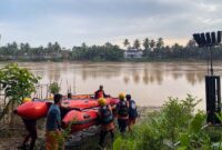 Tim SAR Gabungan saat menurunkan perahu karet (Landing Craft Rubber) ke aliran Sungai Batang Tembesi, Sarolangun, Senin (25/5/2026). Memasuki hari kedua, petugas memperluas radius penyisiran hingga 9 kilometer ke arah hilir demi mencari Dimas Ramadhoni (24), pemancing yang hilang misterius sejak Jumat lalu. (Foto: Dok. SAR)