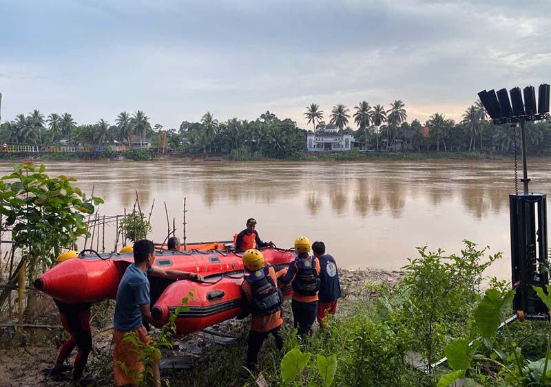 Tim SAR Gabungan saat menurunkan perahu karet (Landing Craft Rubber) ke aliran Sungai Batang Tembesi, Sarolangun, Senin (25/5/2026). Memasuki hari kedua, petugas memperluas radius penyisiran hingga 9 kilometer ke arah hilir demi mencari Dimas Ramadhoni (24), pemancing yang hilang misterius sejak Jumat lalu. (Foto: Dok. SAR)