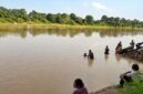 Sejumlah warga bersama Tim SAR Gabungan melakukan penyisiran mandiri di aliran Sungai Keruh, Kecamatan Tebo Tengah, Kabupaten Tebo, Jambi, Rabu (15/7/2026). Pencarian dilakukan setelah seorang bocah berusia 7 tahun dilaporkan hilang terseret arus sungai yang sedang surut. (Foto: Istimewa)