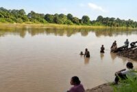 Sejumlah warga bersama Tim SAR Gabungan melakukan penyisiran mandiri di aliran Sungai Keruh, Kecamatan Tebo Tengah, Kabupaten Tebo, Jambi, Rabu (15/7/2026). Pencarian dilakukan setelah seorang bocah berusia 7 tahun dilaporkan hilang terseret arus sungai yang sedang surut. (Foto: Istimewa)