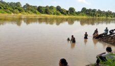 Sejumlah warga bersama Tim SAR Gabungan melakukan penyisiran mandiri di aliran Sungai Keruh, Kecamatan Tebo Tengah, Kabupaten Tebo, Jambi, Rabu (15/7/2026). Pencarian dilakukan setelah seorang bocah berusia 7 tahun dilaporkan hilang terseret arus sungai yang sedang surut. (Foto: Istimewa)