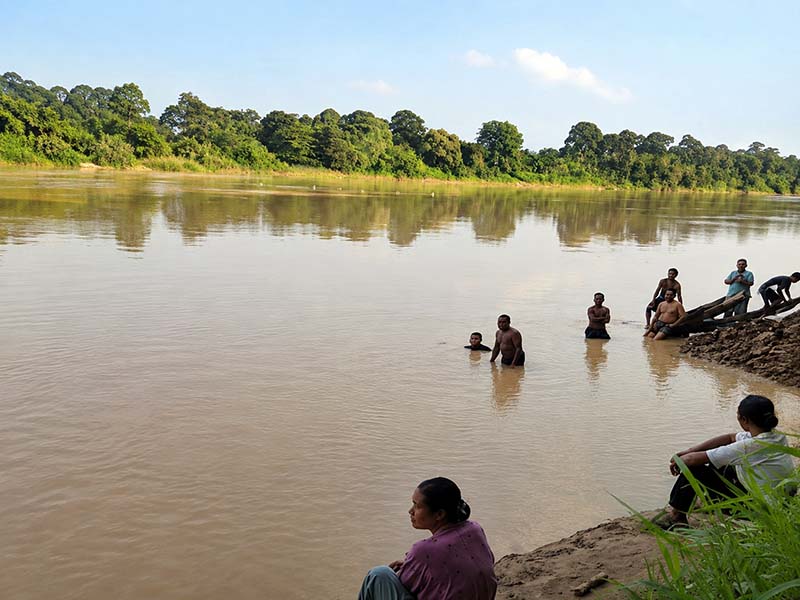 Sejumlah warga bersama Tim SAR Gabungan melakukan penyisiran mandiri di aliran Sungai Keruh, Kecamatan Tebo Tengah, Kabupaten Tebo, Jambi, Rabu (15/7/2026). Pencarian dilakukan setelah seorang bocah berusia 7 tahun dilaporkan hilang terseret arus sungai yang sedang surut. (Foto: Istimewa)