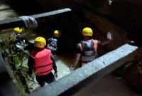 Basarnas Jambi melaksanakan operasi SAR terhadap seorang anak balita perempuan bernama Aisyah (5 tahun) yang dilaporkan diduga hanyut terbawa arus drainase di Perumahan Sigasland RT 45 Kota Jambi. FOTO : HMS SAR