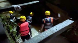 Basarnas Jambi melaksanakan operasi SAR terhadap seorang anak balita perempuan bernama Aisyah (5 tahun) yang dilaporkan diduga hanyut terbawa arus drainase di Perumahan Sigasland RT 45 Kota Jambi. FOTO : HMS SAR