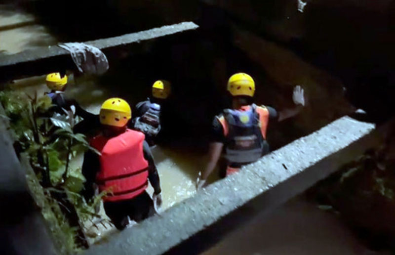 Basarnas Jambi melaksanakan operasi SAR terhadap seorang anak balita perempuan bernama Aisyah (5 tahun) yang dilaporkan diduga hanyut terbawa arus drainase di Perumahan Sigasland RT 45 Kota Jambi. FOTO : HMS SAR