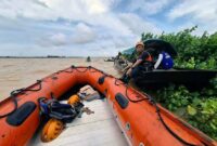 Tim SAR Gabungan Saat Operasi Pencarian Korban di Perairan di Sungai Batanghari. FOTO : HMS