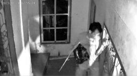 Penampakan Pelaku Mempersiapan Alat Untuk Menciduk HP Korban di dalam Masjid. FOTO : [Tangkapan Layar CCTV]