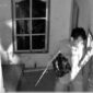 Penampakan Pelaku Mempersiapan Alat Untuk Menciduk HP Korban di dalam Masjid. FOTO : [Tangkapan Layar CCTV]