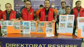 Dirreskrimum Polda Jambi Kombes Pol Andri Ananta Yudistira saat pres rilis Pengungkapan Kasus Pencurian Minyak Kondensat milik PT Pertamina di Rantau Karya, Kecamatan Geragai, Kabupaten Tanjung Jabung Timur, Jumat (15/9/23). FOTO : HMS