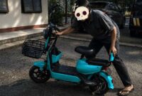 TEREKAM CCTV. Inilah penampakan sepeda listrik hijau tosca yang sempat raib di kawasan Pelabuhan Dagang. Berkat kejelian Unit Resintel Polsek Tungkal Ulu menganalisa rekaman CCTV Masjid Aulya, pelaku berinisial TE kini berhasil diamankan beserta barang buktinya. (FOTO : Dok. Polsek Tungkal Ulu)