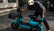 TEREKAM CCTV. Inilah penampakan sepeda listrik hijau tosca yang sempat raib di kawasan Pelabuhan Dagang. Berkat kejelian Unit Resintel Polsek Tungkal Ulu menganalisa rekaman CCTV Masjid Aulya, pelaku berinisial TE kini berhasil diamankan beserta barang buktinya. (FOTO : Dok. Polsek Tungkal Ulu)