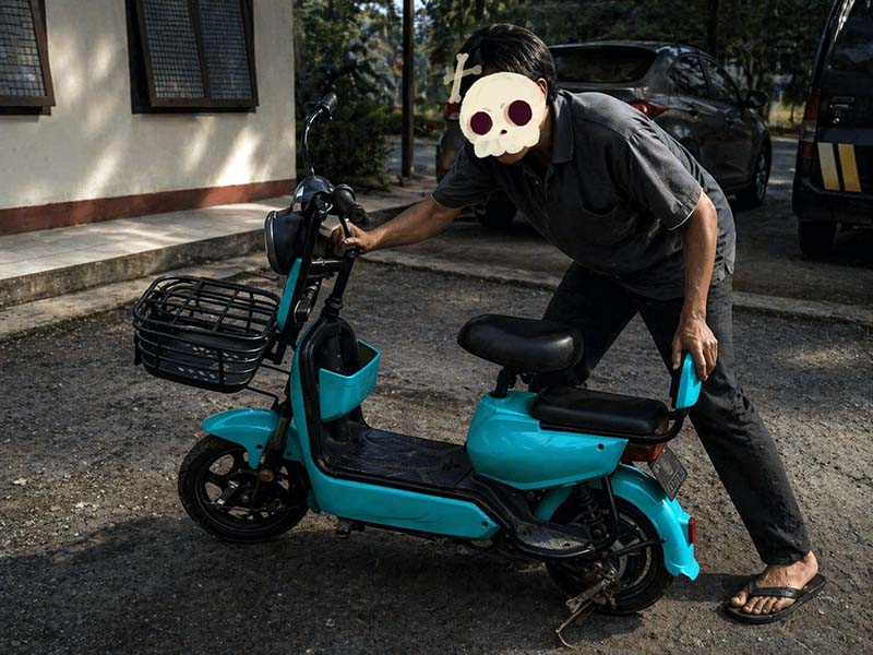 TEREKAM CCTV. Inilah penampakan sepeda listrik hijau tosca yang sempat raib di kawasan Pelabuhan Dagang. Berkat kejelian Unit Resintel Polsek Tungkal Ulu menganalisa rekaman CCTV Masjid Aulya, pelaku berinisial TE kini berhasil diamankan beserta barang buktinya. (FOTO : Dok. Polsek Tungkal Ulu)