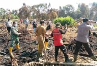 Kapolres Tanjabbar AKBP Guntur Saputro, SIk, MH saat Memimpiin Proses Pendinginan Pemadaman Karhutla di Kampung Tengah di RT. 01 Dusun Kampung Tengah Desa Pematang Lumut Kecamatan Betara, Selasa (27/07/21). FOTO : HUMASRESTJB