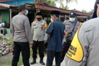 Kapolsek Pengabuan IPTU Edi Putrawan dan Anggota Berada di Sekitar Rumah Duka Salah Satu Korban Tenggelam. FOTO : Polsek Pengabuan