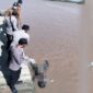 FOTO : Petugas Melaukan Evakuasi Sesosok Mayat Ditemukan Mengapung di Dermaga Bongkar Muat Pasar Senyerang, Kecamatan Senyrang. FOTO : Istimewa