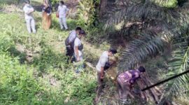Anggota Polsek Tungkal Ulu bersama pihak Puskesmas Pelabuhan Dagang saat akan Melakukan Svakuasi, Selasa (4/1/22). FOTO : Polsek Tkl Ulu