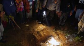 Polisi Polres Merangin Mengevakuasi Pememuan Mayat Dalam Karung di Jangkat, Merangin, Sabtu (12/2/22). FOTO : Polda Jambi.
