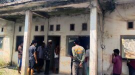 Warga dan Anggota Polsek Merlung Mengevakuasi Jasad Korban dari dalam EKS Bangunan Pustu Desa Dusun Mudo Muara Papalik, Minggu (16/7/23). FOTO : Istimewa/LT