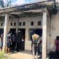 Warga dan Anggota Polsek Merlung Mengevakuasi Jasad Korban dari dalam EKS Bangunan Pustu Desa Dusun Mudo Muara Papalik, Minggu (16/7/23). FOTO : Istimewa/LT