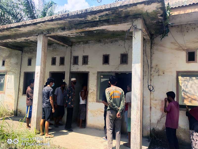 Warga dan Anggota Polsek Merlung Mengevakuasi Jasad Korban dari dalam EKS Bangunan Pustu Desa Dusun Mudo Muara Papalik, Minggu (16/7/23). FOTO : Istimewa/LT
