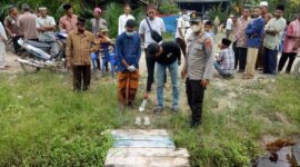 Kapolsek Betara AKP S Harefa, SE, MM dan Anggota Melakukan Evakuasi dan Identifiksi di Tempat Kejadian, Sabtu (25/12/21). FOTO : Hms Polsek Betara