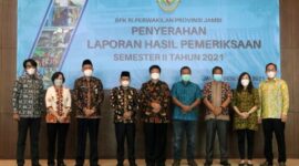 FOTO : Ketua DPRD Tanjab Barat H. Abdullah dan Sekda Tanjab Barat H Agus Sanusi Pada Acara Penyerahan LHP Sementer II Tahun 2021 di Kantor BPK RI Perwakilan Provinsi Jambi, Jumat (17/12/21). 