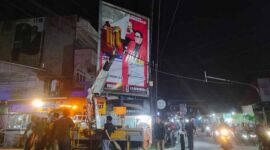 Bawaslu Tanjabbar Copot Baliho Caleg Tak Ikut Aturan. FOTO : SJ/LT