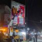 Bawaslu Tanjabbar Copot Baliho Caleg Tak Ikut Aturan. FOTO : SJ/LT