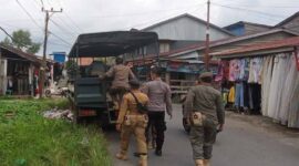 Satpol PP diback Up Polres Tanjab Barat Saat Mengamankan Salah Satu ODGJ di Kuala Tungkal Amankan Satpol-PP untuk kemudian diserahkan ke Dinas Sosial, Selasa (10/5/22). FOTO : Satpol PP