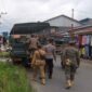 Satpol PP diback Up Polres Tanjab Barat Saat Mengamankan Salah Satu ODGJ di Kuala Tungkal Amankan Satpol-PP untuk kemudian diserahkan ke Dinas Sosial, Selasa (10/5/22). FOTO : Satpol PP