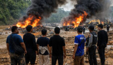 Bumi Padang Kelapo Membara! Polres Batang Hari Ratakan Rakit Dompeng PETI Ilegal. FOTO : IST